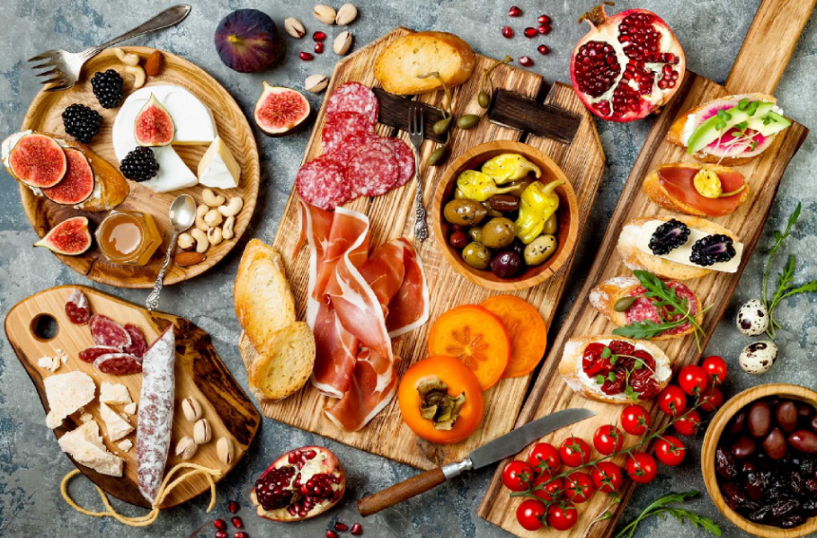 Charcuterie Board: Crafting the Perfect Selection of Cured Meats and Accoutrements