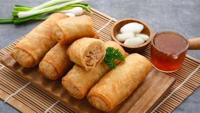 Lumpia Semarang: Camilan Ikonik yang Menggoda Selera